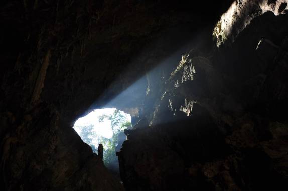 A luz do sol entra na Gruta Azul, em Bonito, no Mato Grosso do Sul